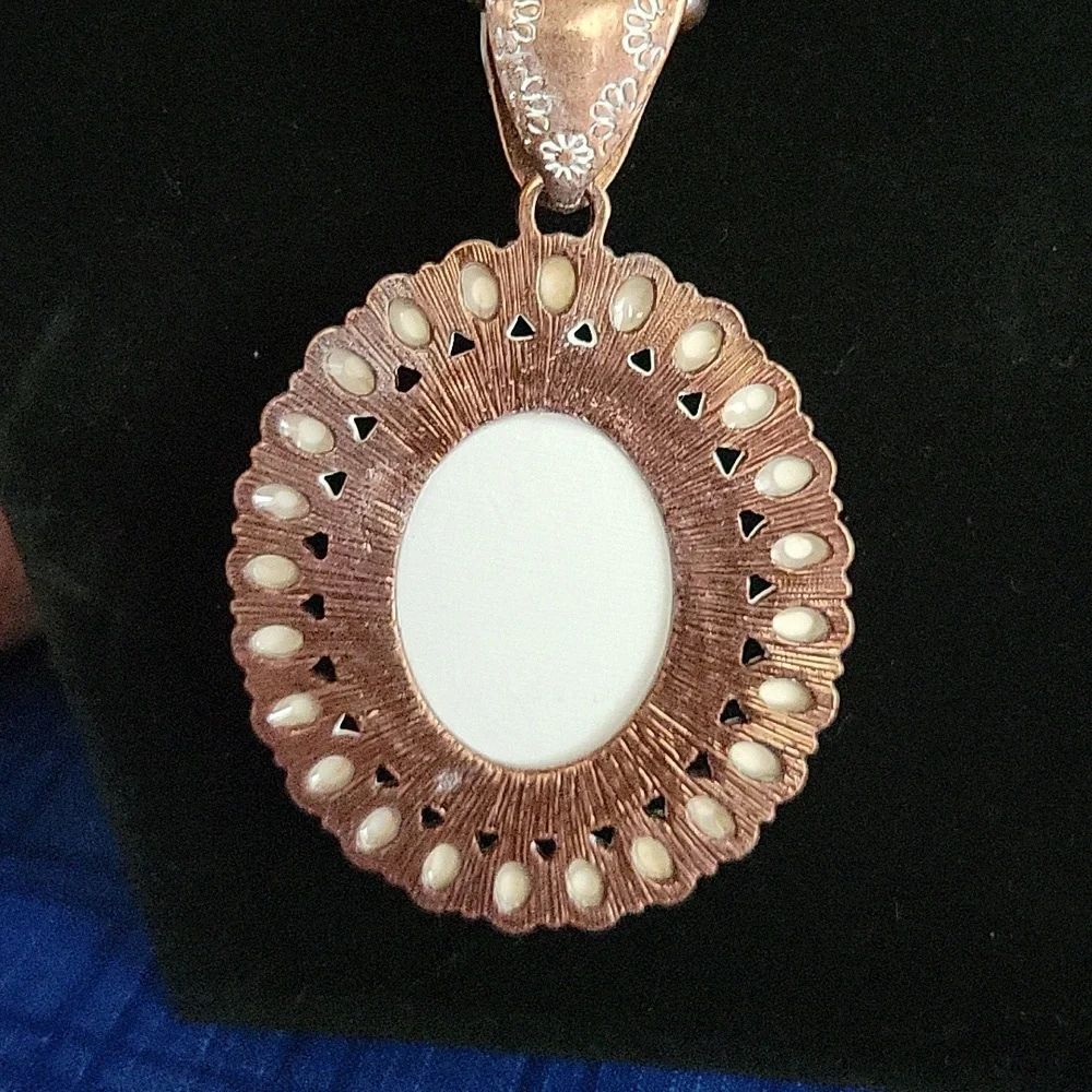 Sunflower necklace - Picture 4 of 5